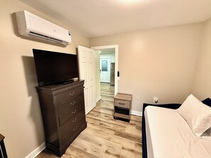 2 bedrooms, iron/ironing board, WiFi, bed sheets - The Cozy Little Dozy-Fire Pit-Privacy with fence (Wilmington)