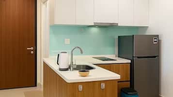Studio, 1 Queen Bed | Private kitchen