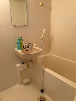 Basic Apartment, Garden View | Bathroom | Combined shower/tub, free toiletries, hair dryer, towels - Resort Apartment Nango (Nichinan)