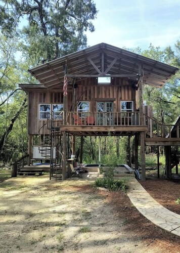 Off-Grid Cabin Retreat Near Satilla River, Georgia