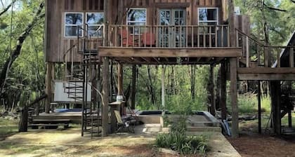 Off-Grid Cabin Retreat Near Satilla River, Georgia