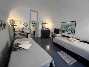 Tabla de planchar con plancha, wifi y ropa de cama 