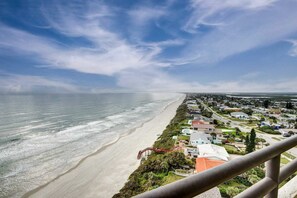 A coastal residential area with a beach, houses, and a clear sky. - Cozy 2-bedroom condo with AC in terrific Daytona Beach Shores (Daytona Beach Shores)