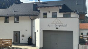 Rakennuksessa on kyltti, jossa lukee »Apart Bergkristall», ja siinä on myös autotalliovi.