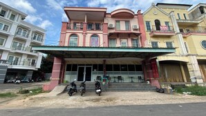 A multi-story building with a covered entrance, several windows, and a balcony. - Hotel O near Nagoya Hill Mall formerly J (Batam)