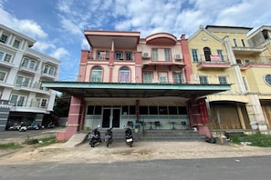 A multi-story building with a covered entrance, several windows, and a balcony. - Hotel O near Nagoya Hill Mall formerly J (Batam)