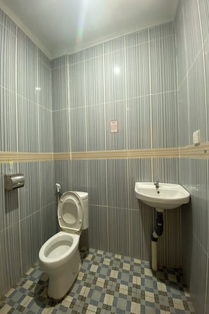 Standard Double Room | Bathroom | Shower, bidet, towels, toilet paper - Hotel O near Nagoya Hill Mall formerly J (Batam)