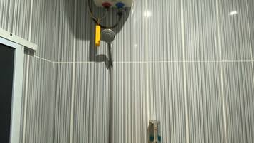Shower, bidet, towels, toilet paper