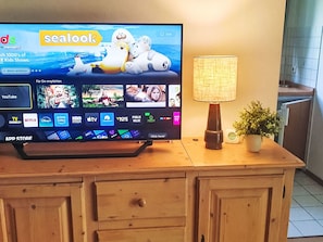 Ein Fernseher, der einen Kindersender zeigt, mit verschiedenen Streaming-Optionen.
