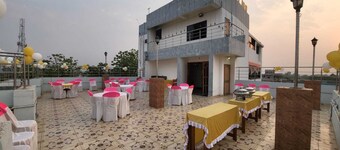 LUXURY INN 