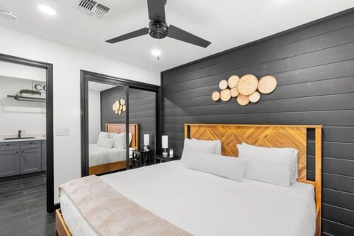 Lux Resort - Pool, Pickleball, Hot Tub, and more!