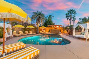 A pool area with lounge chairs and umbrellas, a bar, and palm trees. - Heated Pool, Spa, Sauna, Mini Golf, Pickleball (Scottsdale)