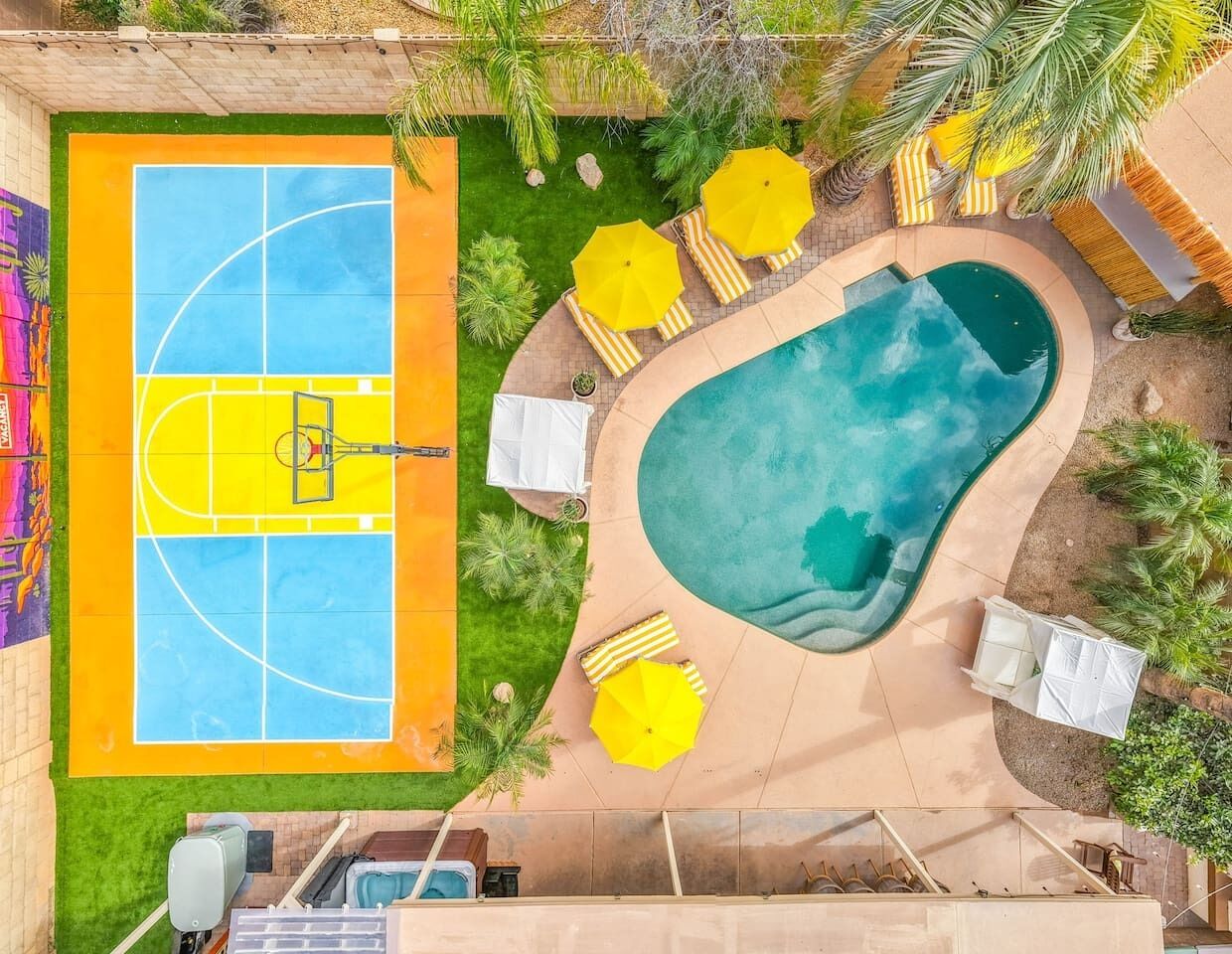 Terrat amb una pista de bàsquet, una piscina i zona de seients a l'aire lliure.