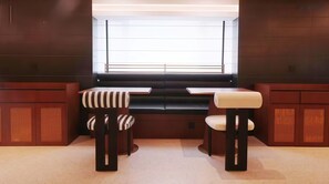 Ein modernes Interieur mit einer Sitzbank, einem Fenster mit Jalousien und Holzverkleidung.