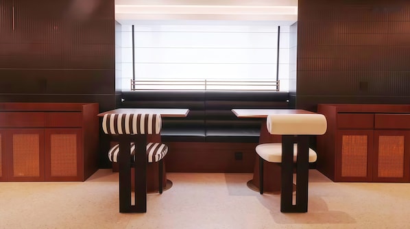 A modern interior with a bench seating area, a window with blinds, and wooden paneling. - Chengdu Sunshine Stay Hotel (Chengdu)