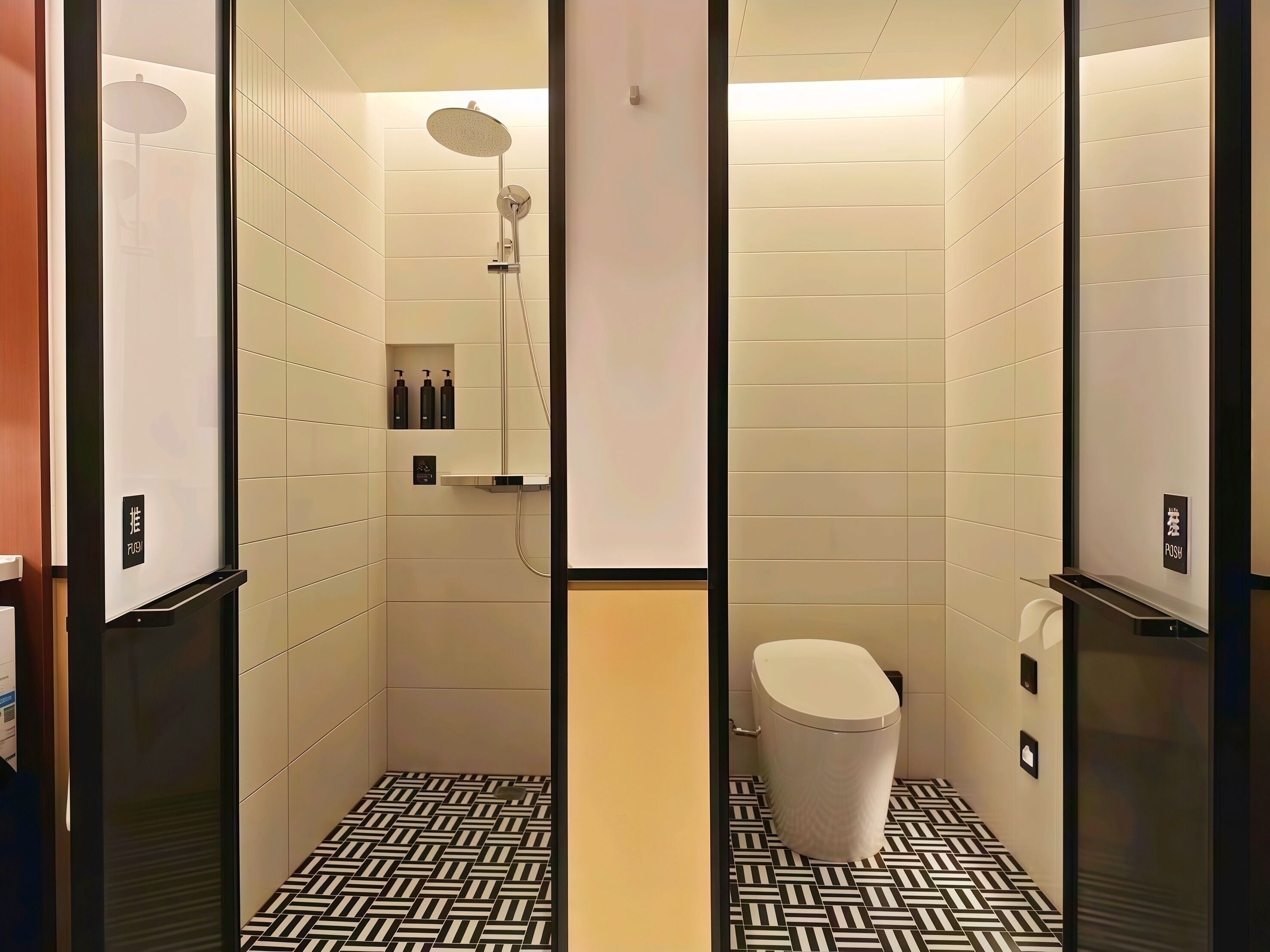 Un baño moderno con ducha, inodoro y suelo de baldosas.