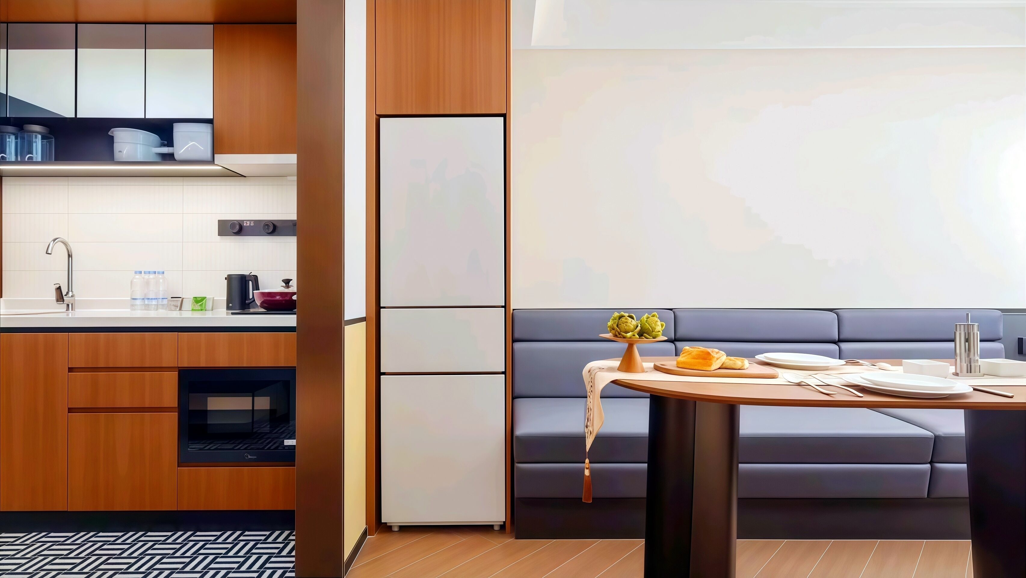 Una cocina moderna con armarios de madera, horno empotrado y refrigerador.