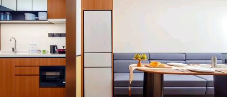 Una cocina moderna con armarios de madera, horno empotrado y refrigerador.