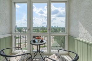 Apartamento conforto, 2 quartos, vista para a cidade | Sacada