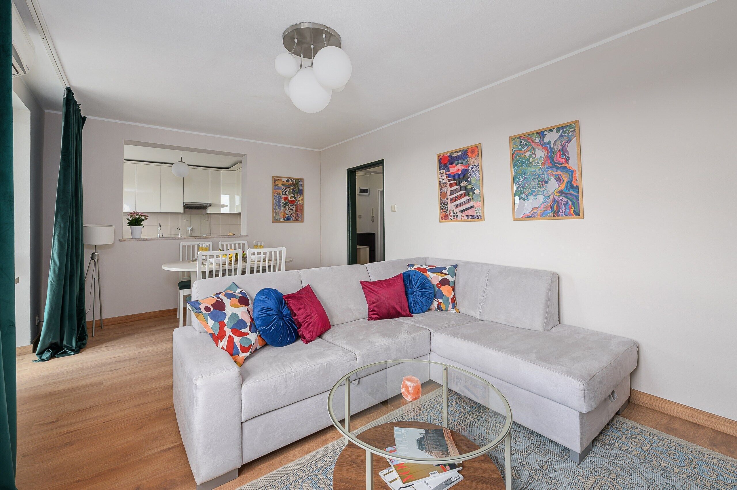 Apartemen Comfort, 2 kamar tidur, pemandangan kota | Area keluarga | Televisi 30-inci dengan saluran TV satelit dan Netflix