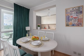 Apartamento conforto, 2 quartos, vista para a cidade | Cozinha privada | Chaleira elétrica, cadeirão de bebê, chapa, produtos de limpeza