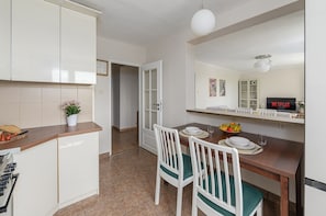 Apartamento conforto, 2 quartos, vista para a cidade | Cozinha privada | Chaleira elétrica, cadeirão de bebê, chapa, produtos de limpeza