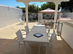 Outdoor dining - Vrbo Property (Torre Specchia Ruggeri)