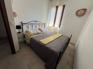 Room - Vrbo Property (Torre Specchia Ruggeri)