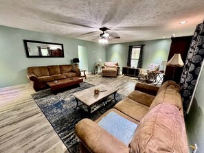 Living area - Peaceful Lake House with Boat-Friendly Access near Lake Norfork in Mountain Home, Arkansas (Mountain Home)