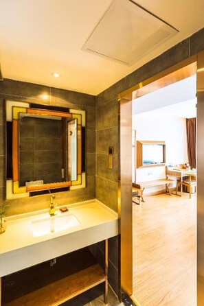 Shower, slippers - Shanghai Haofeng Yazhi Hotel (Pudong)