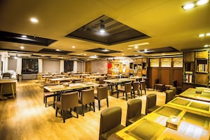 A spacious indoor area with multiple tables and chairs arranged for dining or meetings. - Shanghai Haofeng Yazhi Hotel-Free Shuttle Service to PVG Airport & Disneyland (Shanghai)