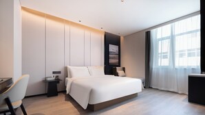 Phòng đôi Superior, 1 giường c  ỡ king | Nệm cao su hoạt tính (memory foam), minibar với thức uống miễn phí, bàn 