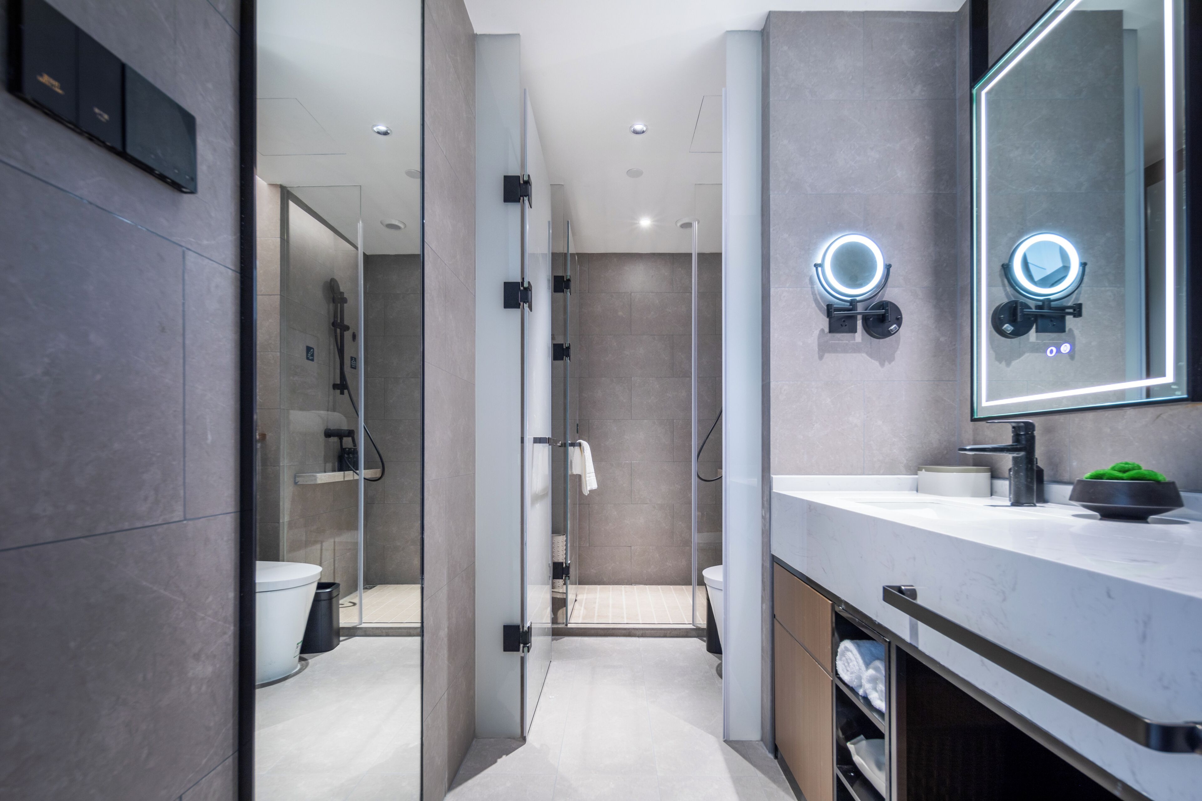 Superior-Doppelzimmer, Mehrere Betten | Badezimmer | Dusche, Regendusche, kostenlose Toilettenartikel, Haartrockner