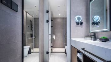 Superior-Doppelzimmer, Mehrere Betten | Badezimmer | Dusche, Regendusche, kostenlose Toilettenartikel, Haartrockner