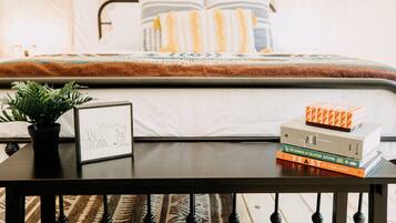1 bedroom, desk, WiFi, bed sheets