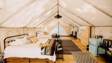 1 bedroom, desk, WiFi, bed sheets