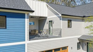Ein zweistöckiges Haus mit Balkon, Tür und Fenster.