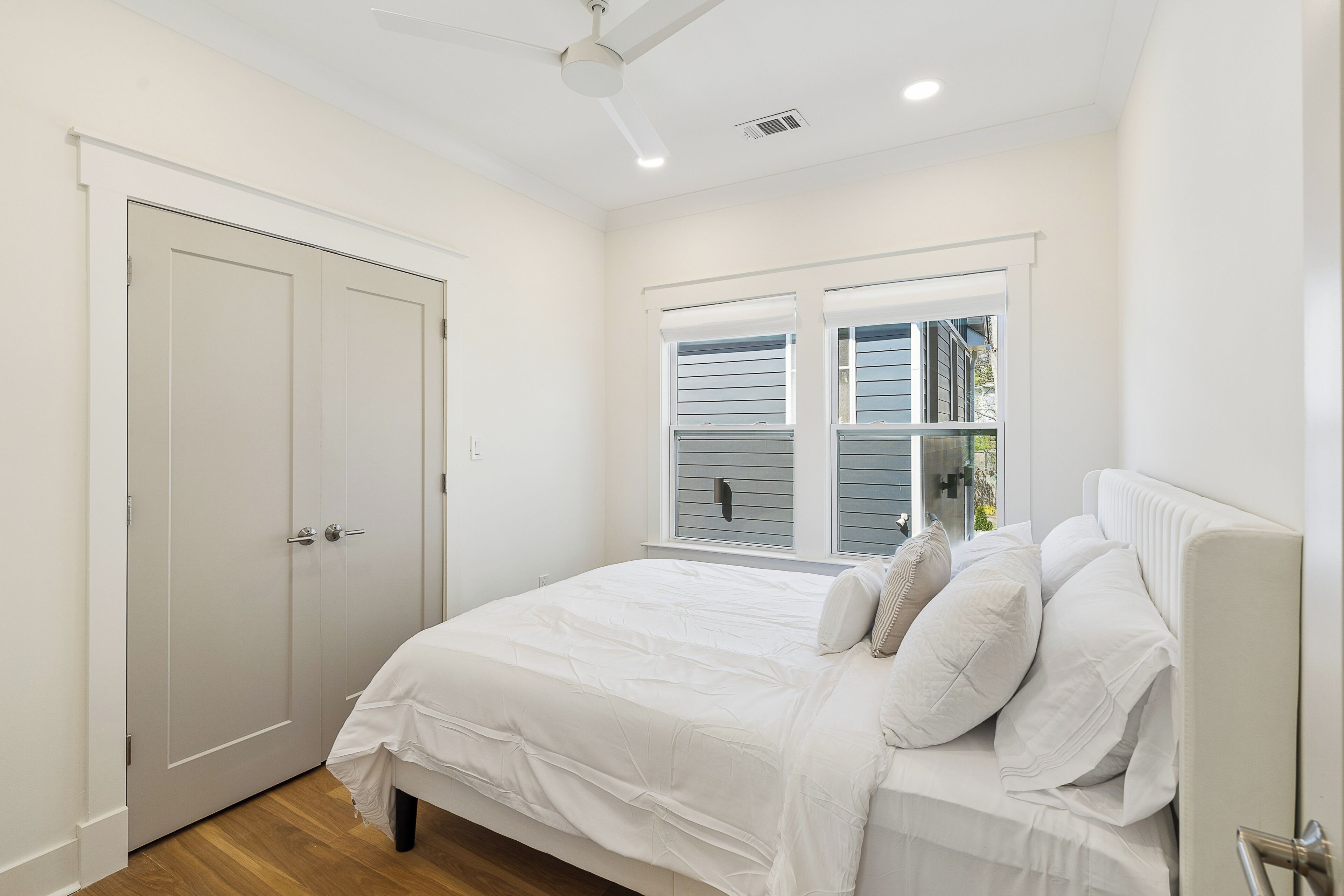 Quarto com cama, janela e porta.