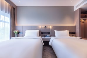 A hotel room with two beds, a bedside table with a lamp, a mirror, and a view of the city. - Atour Hotel, Hisense Plaza, May Fourth Square, Qingdao (Qingdao)
