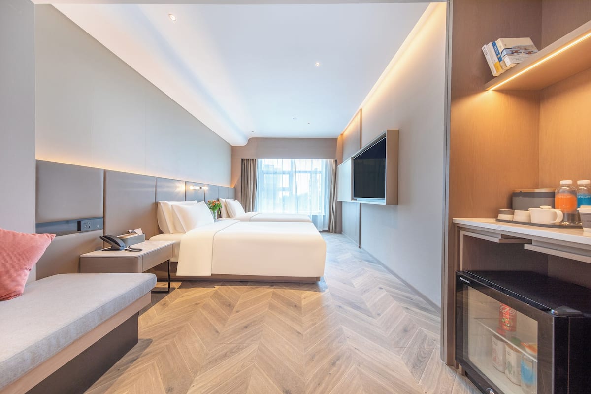 Habitación básica doble | Escritorio, cortinas blackout y wifi gratis