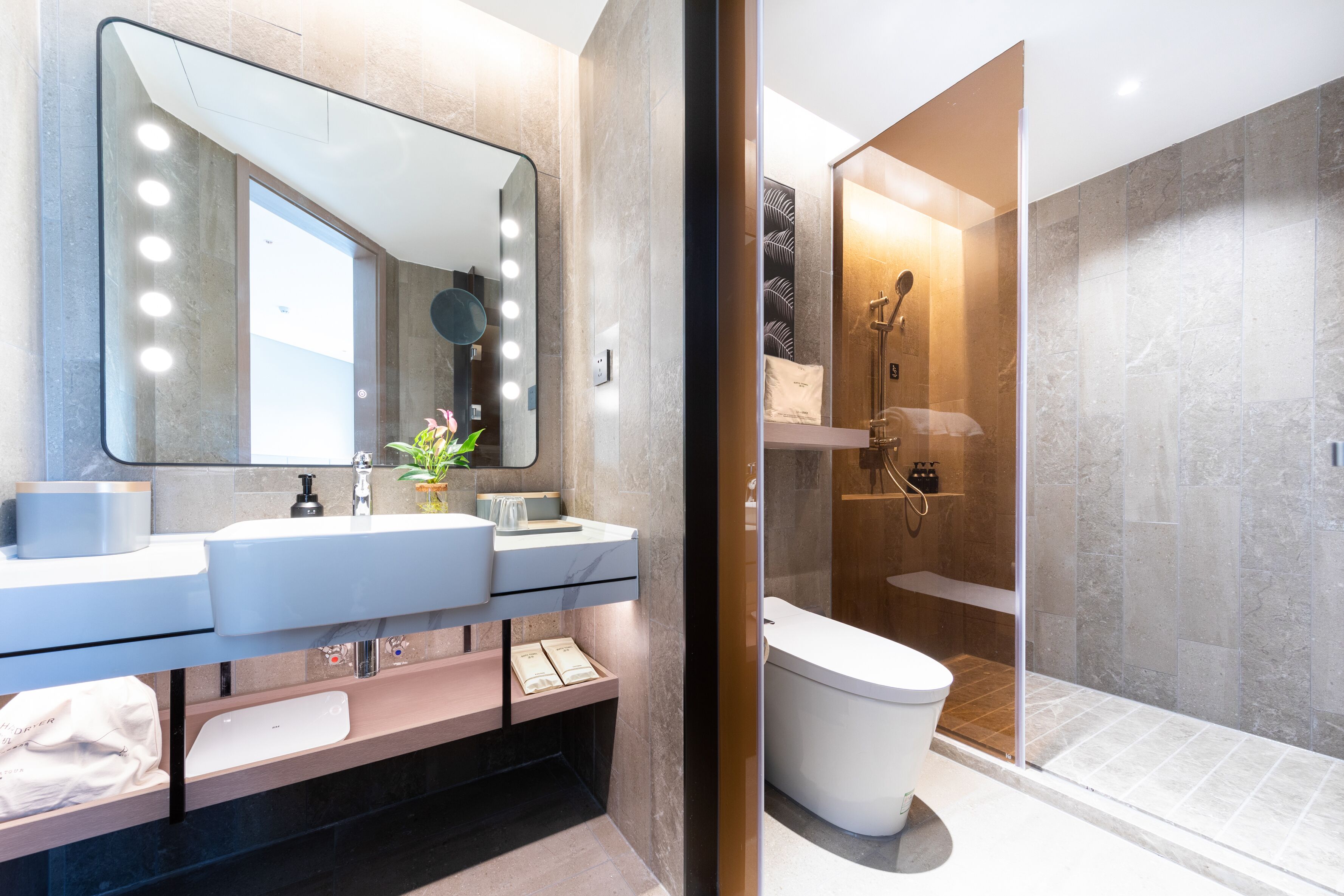Douche, articles de toilette gratuits, sèche-cheveux