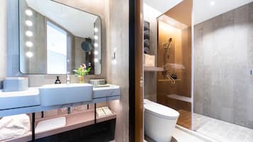 Douche, articles de toilette gratuits, sèche-cheveux