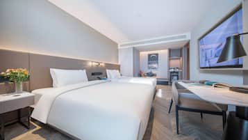 Deluxe Triple Room | Desk, blackout drapes, WiFi (free)