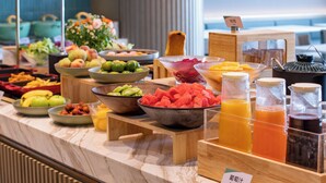 A buffet with various fruits and juices. - Atour Hotel, Hisense Plaza, May Fourth Square, Qingdao (Qingdao)