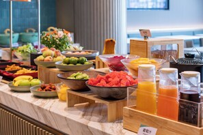 A buffet with various fruits and juices. - Atour Hotel, Hisense Plaza, May Fourth Square, Qingdao (Qingdao)