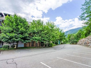 A parking lot with trees and a mountain in the background. - Les Chalets d'Ax by Interhome (Ax-Les-Thermes)
