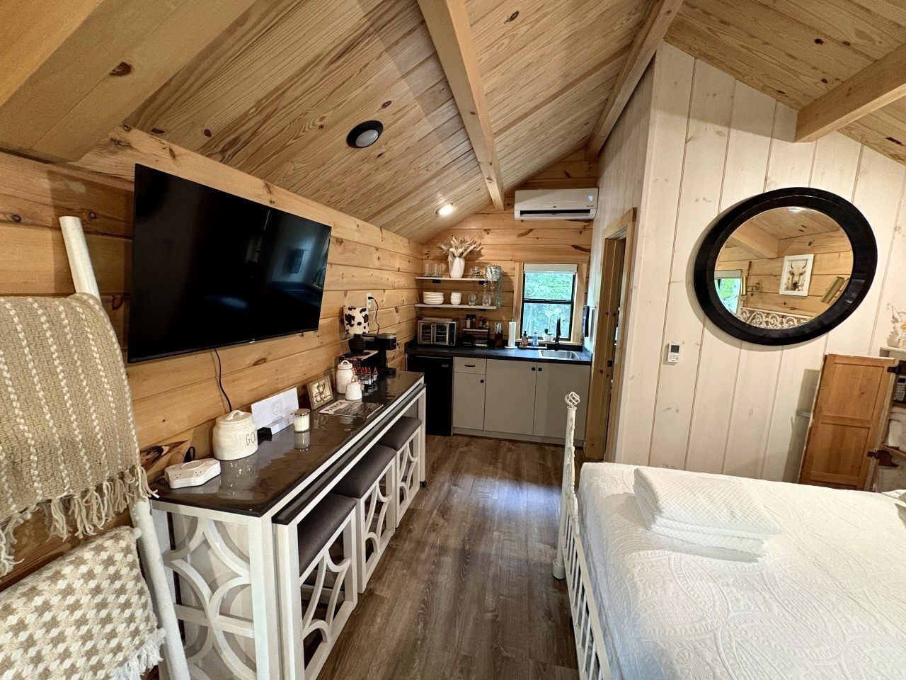 1 bedroom, desk, WiFi, bed sheets
