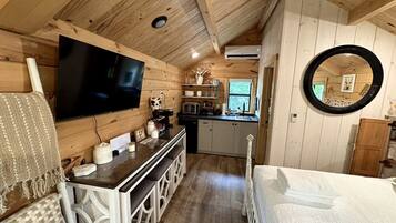 1 bedroom, desk, WiFi, bed sheets