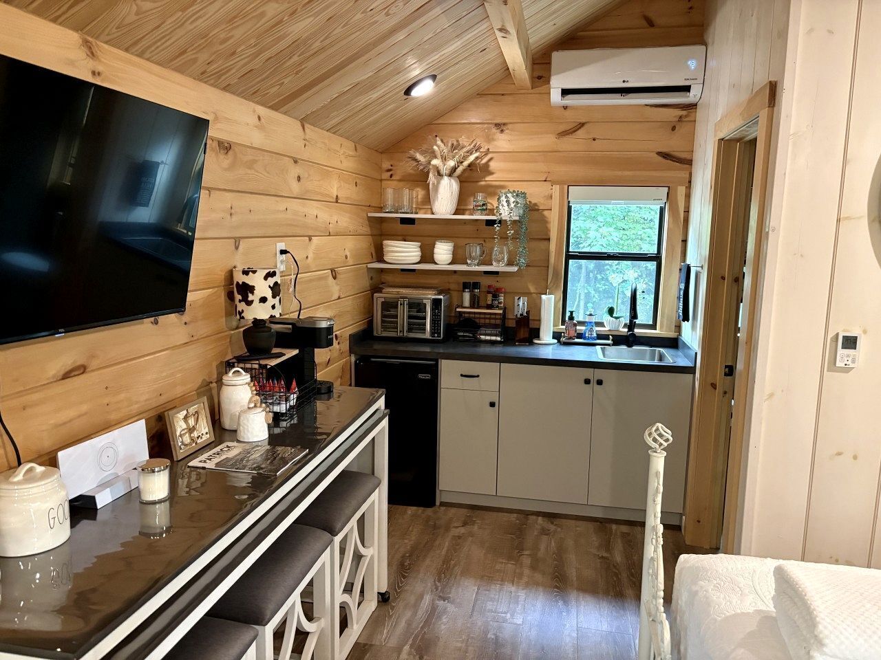 1 bedroom, desk, WiFi, bed sheets