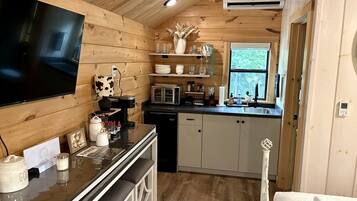1 bedroom, desk, WiFi, bed sheets